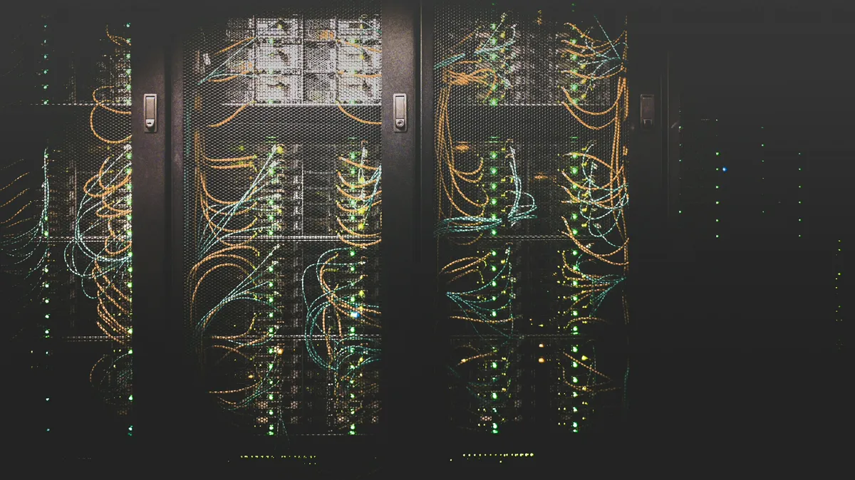 ケーブルが接続されたサーバーラック